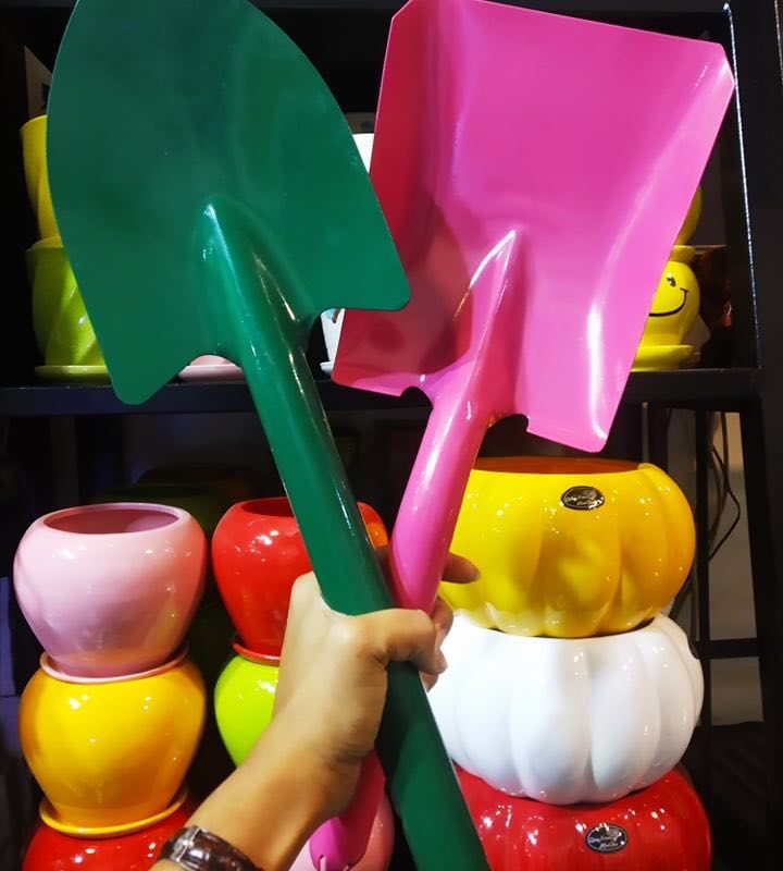 রঙিন লোহার বেলচা